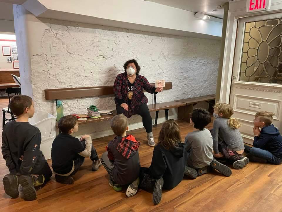 HPE_Adventure's tweet photo. Out adventuring to appreciate history and culture in our neighborhood at @GlanmoreNHS thanks for a great day!
@HPEschools #HPELearns #Proud2BeHPE #adventuringtolearn #experentiallearning #multigradelearning #holidayseason #History https://t.co/Y9m34HHg96