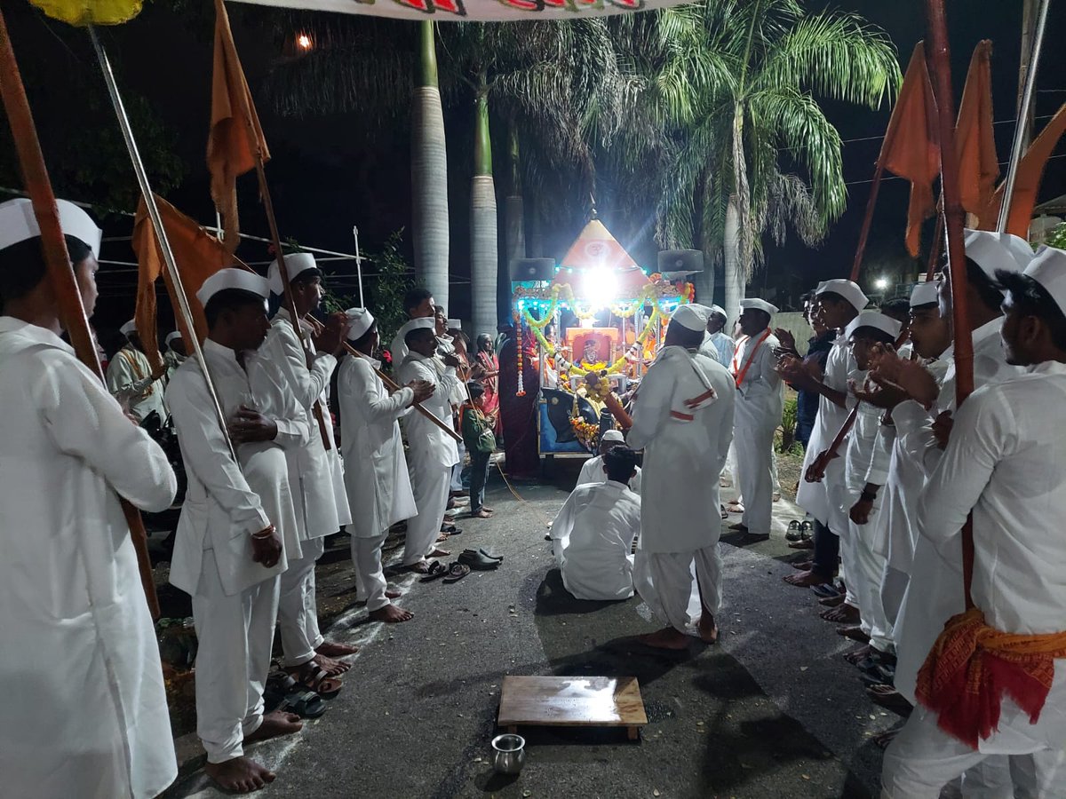 jayrambaba14's tweet photo. 💐जय सेवालाल 💐

दरवर्षी प्रमाणे या ही वर्षी मोठ्या उल्हास आणि उत्साहाने श्री हरी संत गजानन महाराज यांची दिंडी पालखी सोहळा यांचे *राजगड श्री संत जयराम महाराज संस्थान येते आगमन* झाले | गाव कुकसा तालुका रिसोड ते शेगांव संतनगरी येते ही दिंडी जात दरवर्षी जात असते, लहान,मोठे, मुले, https://t.co/3jQYkcBXV3