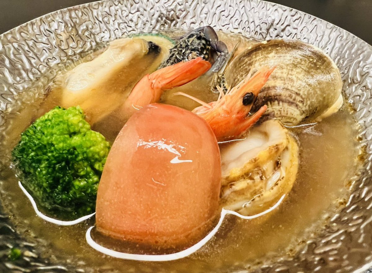 ブイヤベース(bouillabaisse) この料理名はフランス語🇫🇷だそうです！ 魚介類を香味野菜で煮込む寄せ鍋料理。😋 和食懐石料理の一品！ 今日も元気な一日に😇 心も身体も健康で楽しい毎日を！ フォロワーさん募集中！😇🎉 🥘 🌎 ♨️