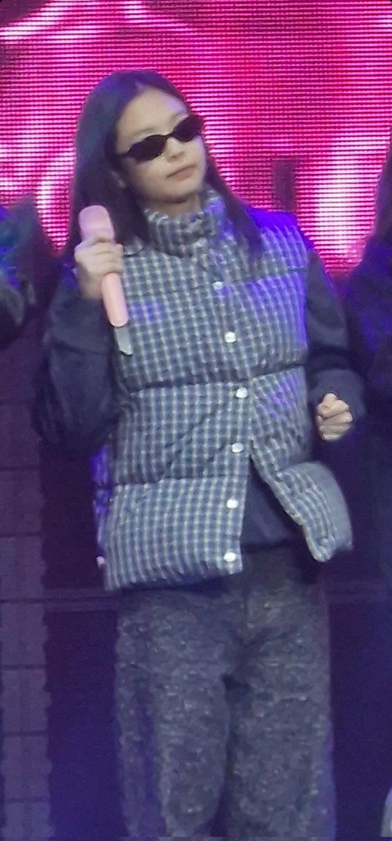 Jennie beste mit der Sonnenbrille 😂

BLACKPINK IN GERMANY
#BORNPINKinCologne