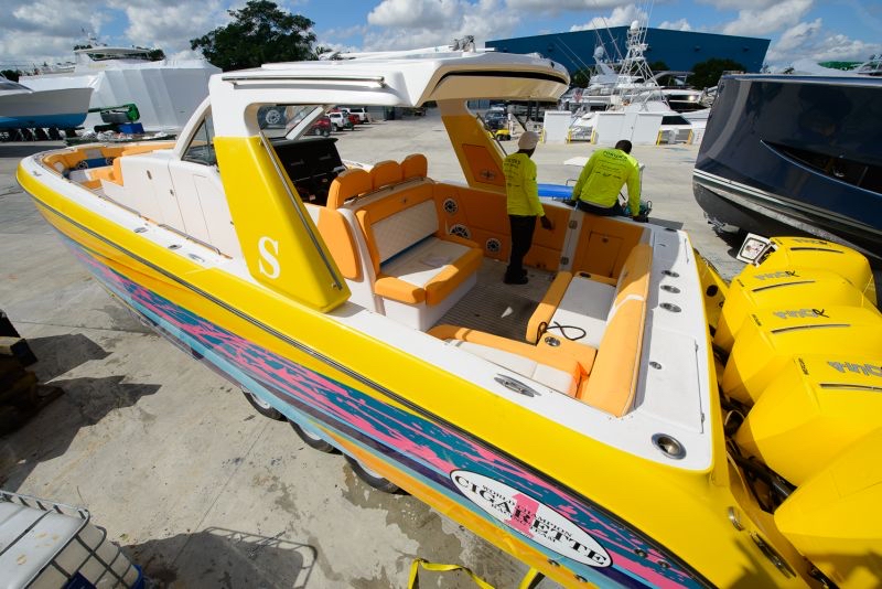 FostersYacht's tweet image. Let’s get inside this one and see what’s happening… 🚤 #cigaretteboat #racingboat #boatrepairs