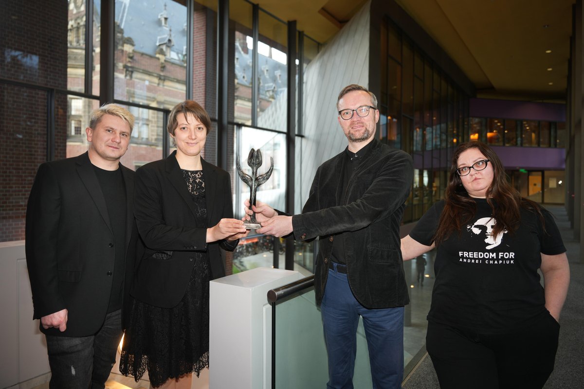 De #Mensenrechtentulp🌷 2022 wordt toegekend aan Human Rights Center Viasna uit Belarus. Minister <a href="/WBHoekstra/">Wopke Hoekstra</a> reikte de prijs uit tijdens een ceremonie in het Vredespaleis. 'Ik heb veel bewondering voor de moed en toewijding van <a href="/viasna96/">Viasna</a>.' 1/2 #HumanRightsWeek