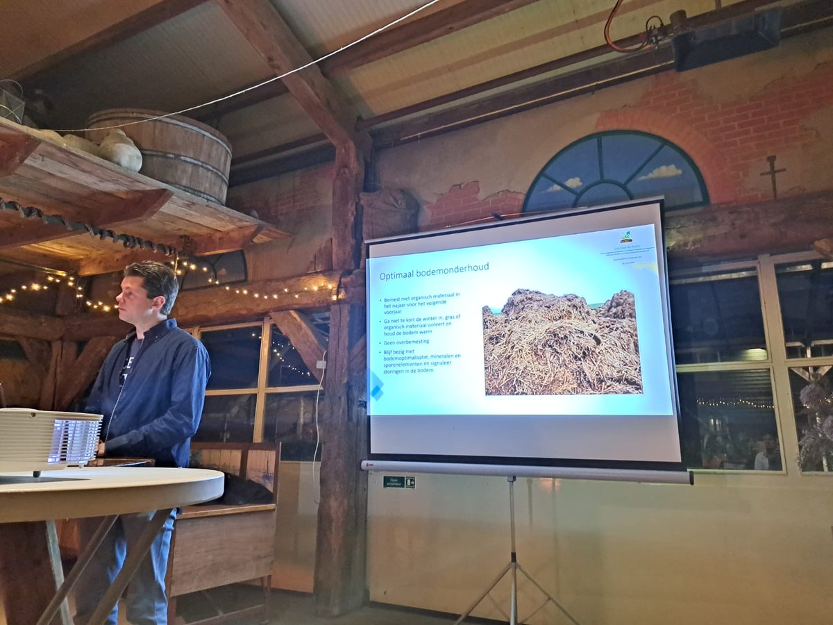Bijeenkomst kunstmestvrije landbouw. Belangrijkste boodschap:
Werk je op veen, reken dan je stikstofbehoefte eens goed uit en hoeveel stikstof je de bodem aanbiedt. Een gezonde bodem heeft ook een stikstofleverend vermogen,waardoor je uiteindelijk zonder kunstmest uit zou kunnen.