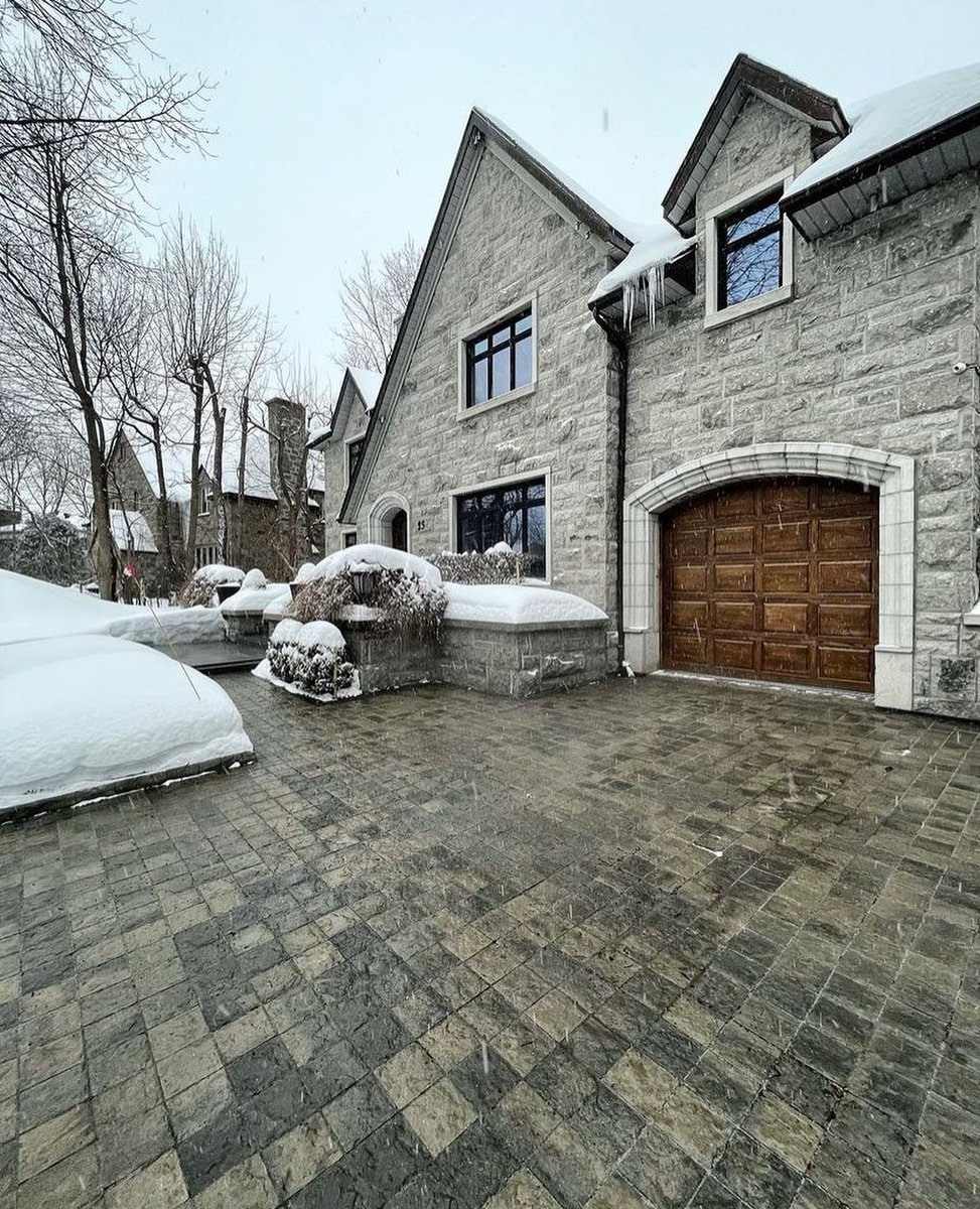 This heated driveway is serious #Goals! Colorado residents can use this design from @techobloc as inspiration when planning a new hardscape project. Does your home need this? Let us know in the comments.👇 #pavers #driveway #design #coloradohomes #luxury #heated