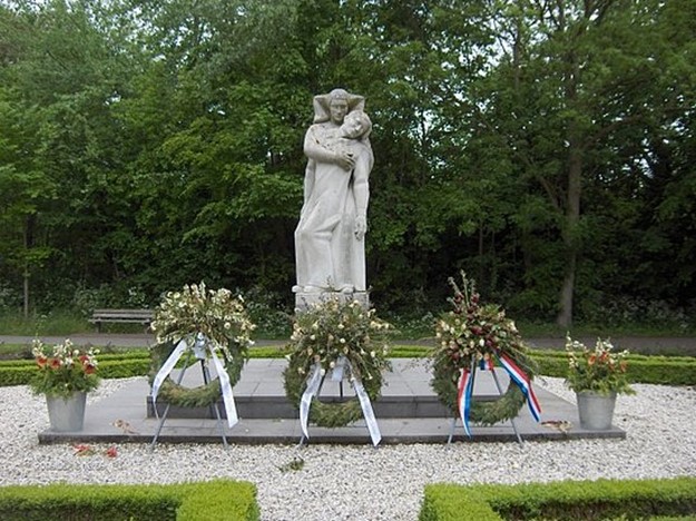 Tien helden en een volkomen verknipte Duitse officier die tot na de bevrijding door bleef gaan met een verloren oorlog. De zinloosheid van een oorlog. De tien van Renesse
zalig-zeeland.com/zeeuwse-almana…