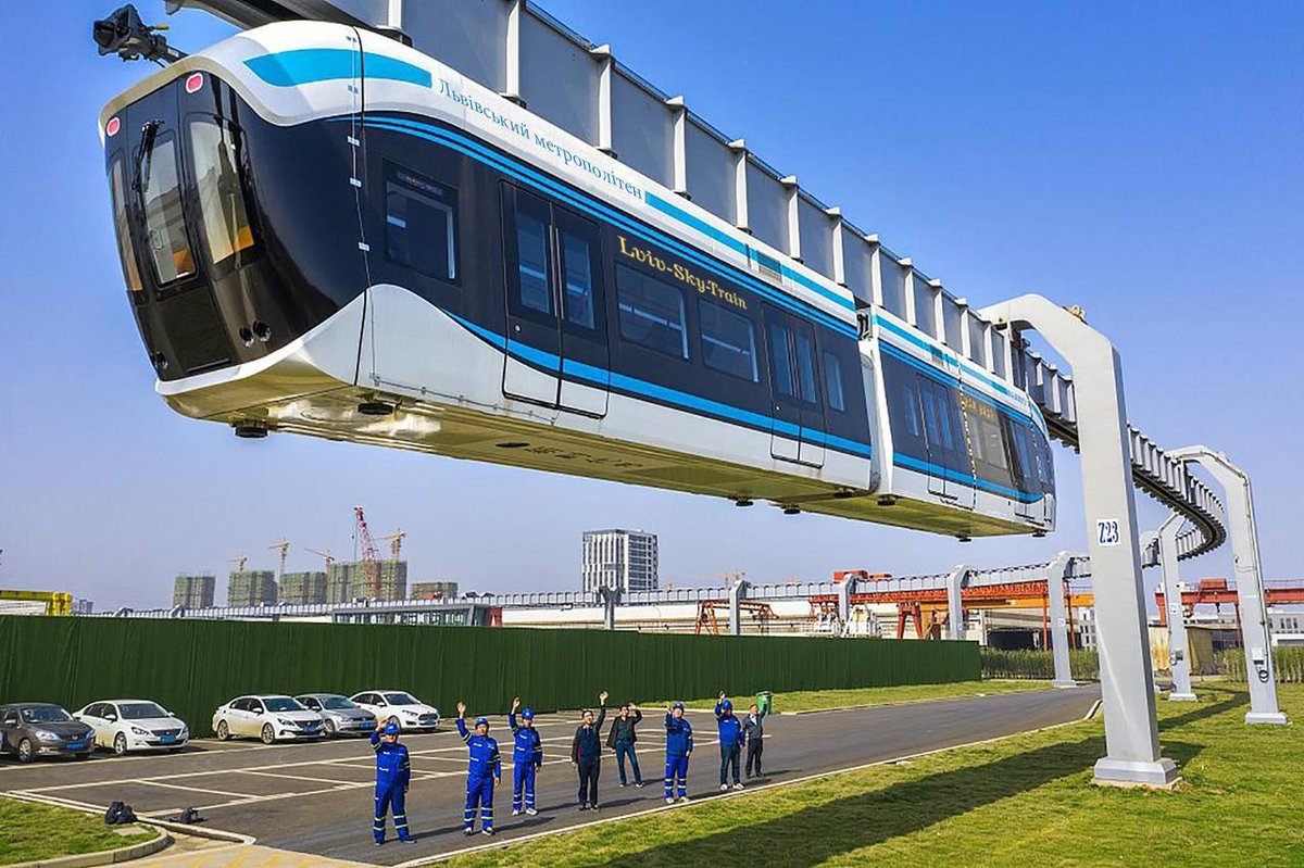 MetroLviv's tweet photo. Новини Львівського метро. 
Lviv-Sky-Train ширяє в повітрі і не потребує тягової системи. Новий потяг перевершує будь-який міський транспорт, ​​поїздки на ньому безпечні, тихі та зручні: 
https://t.co/t2F9HoncKH https://t.co/2bmS34eYjl
