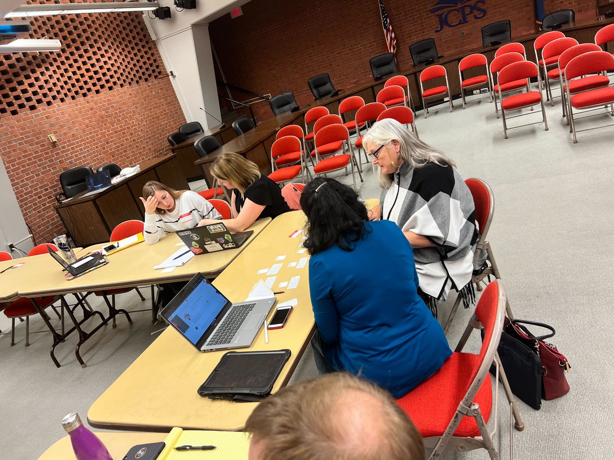 2Revolutions's tweet photo. On the ground in Louisville, KY @2RAYvolutionary working to think outside the classroom, into the community and partnering to provide students with equitable experiences. #collaborationofresources #connectingtothecommunity #outsidetheclassroom https://t.co/mA0ZdTKVoW