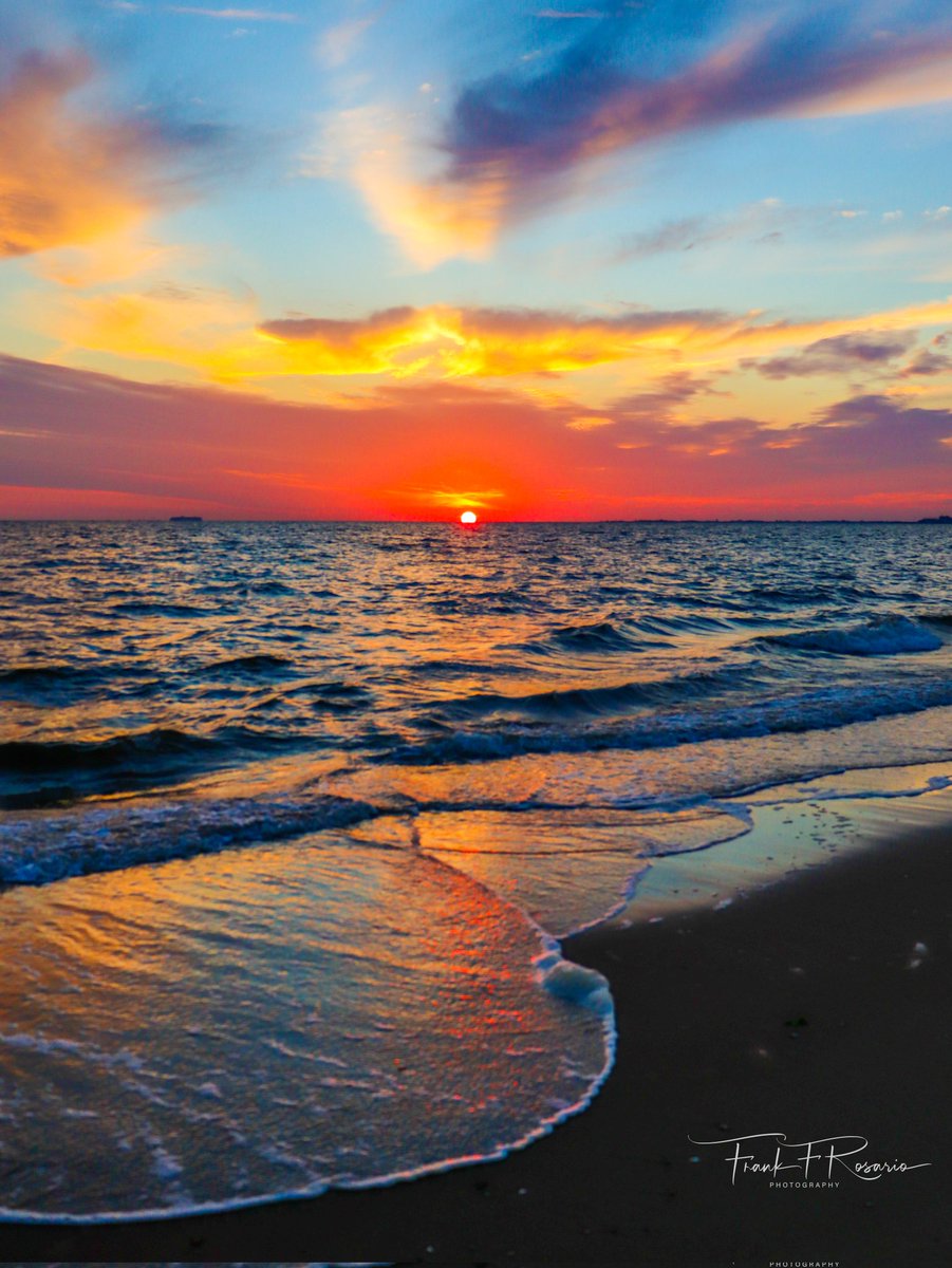 🌟 SPECTACULAR 🌊🌅
#frankfrosario #frankfrosario1 #newjersey #nj  #visitnj #njisbeautiful #sunrise #sunriselovers #sunsetlovers #sunset #sky_brilliance #njbeaches #landscape #beach #keansburgnj #onthebeach  #travelling #goldenhour #seascape #Reflection #ocean #coloroftheday
