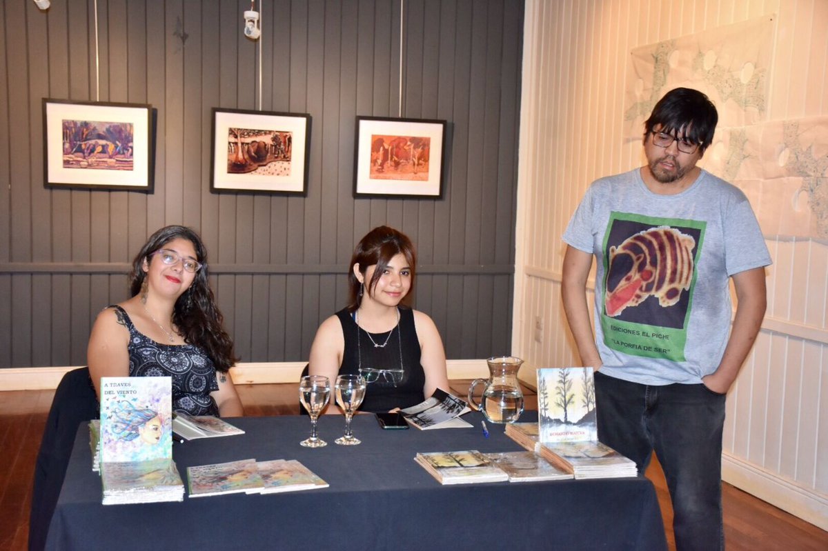 TWMunicipalidad's tweet photo. El taller literario municipal, dictado por el Prof. Celso Arancibia , realizó el cierre de año con la presentación del libro "Echando Raíces", de Alison Mendez y "A Través del Viento", de Paula Palleres. Estas obras fueron editadas y publicadas por los alumnos.

#TenésTrelew https://t.co/jQNDHWd0EY