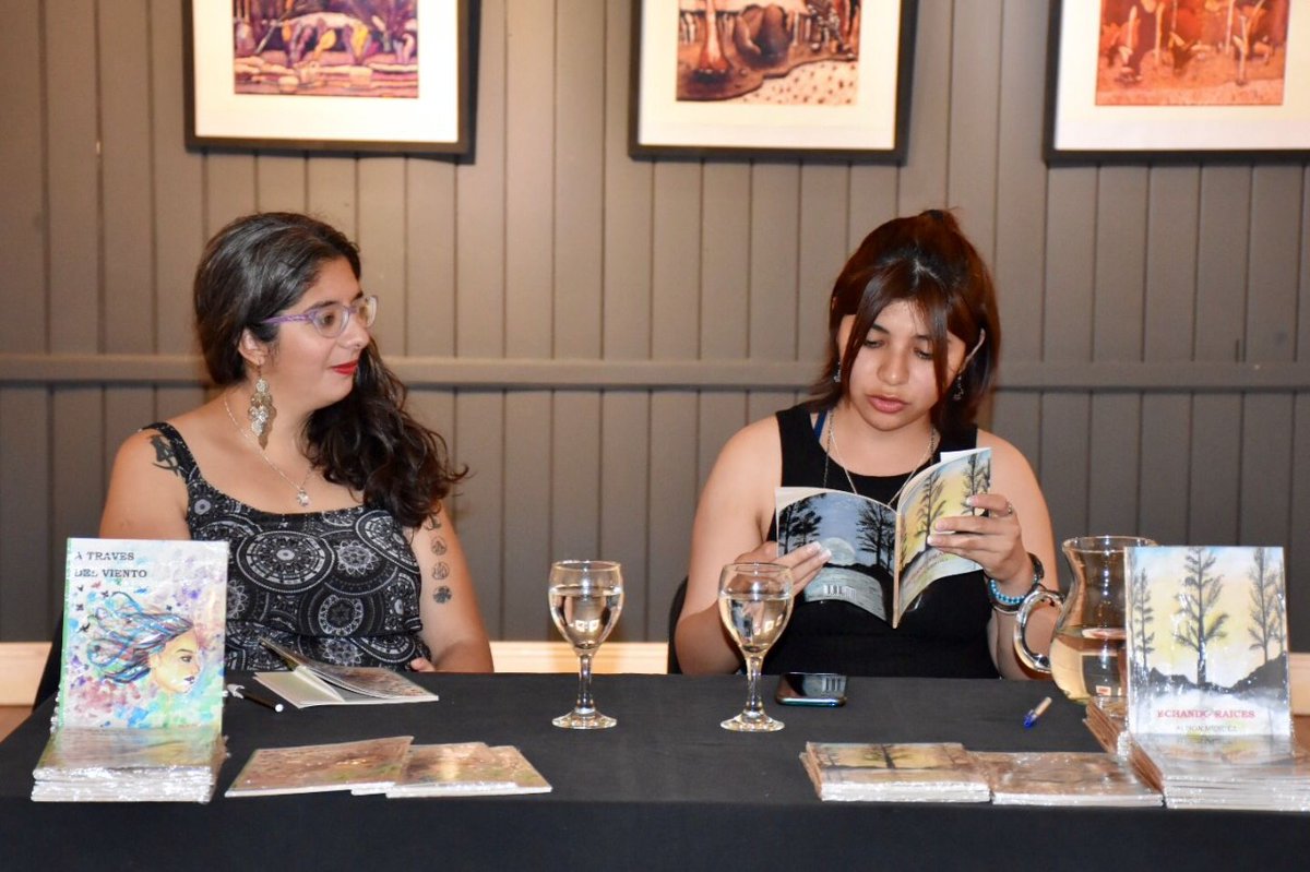 TWMunicipalidad's tweet photo. El taller literario municipal, dictado por el Prof. Celso Arancibia , realizó el cierre de año con la presentación del libro "Echando Raíces", de Alison Mendez y "A Través del Viento", de Paula Palleres. Estas obras fueron editadas y publicadas por los alumnos.

#TenésTrelew https://t.co/jQNDHWd0EY