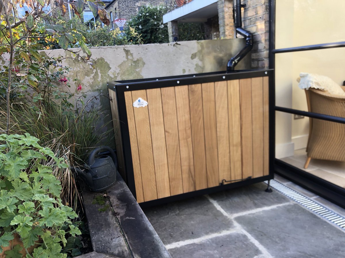 Delightful morning installing our favourite oak planters on an extension in central London…. Such beautiful timber deserves a feature photo or two! #sustainability #water #SuDS