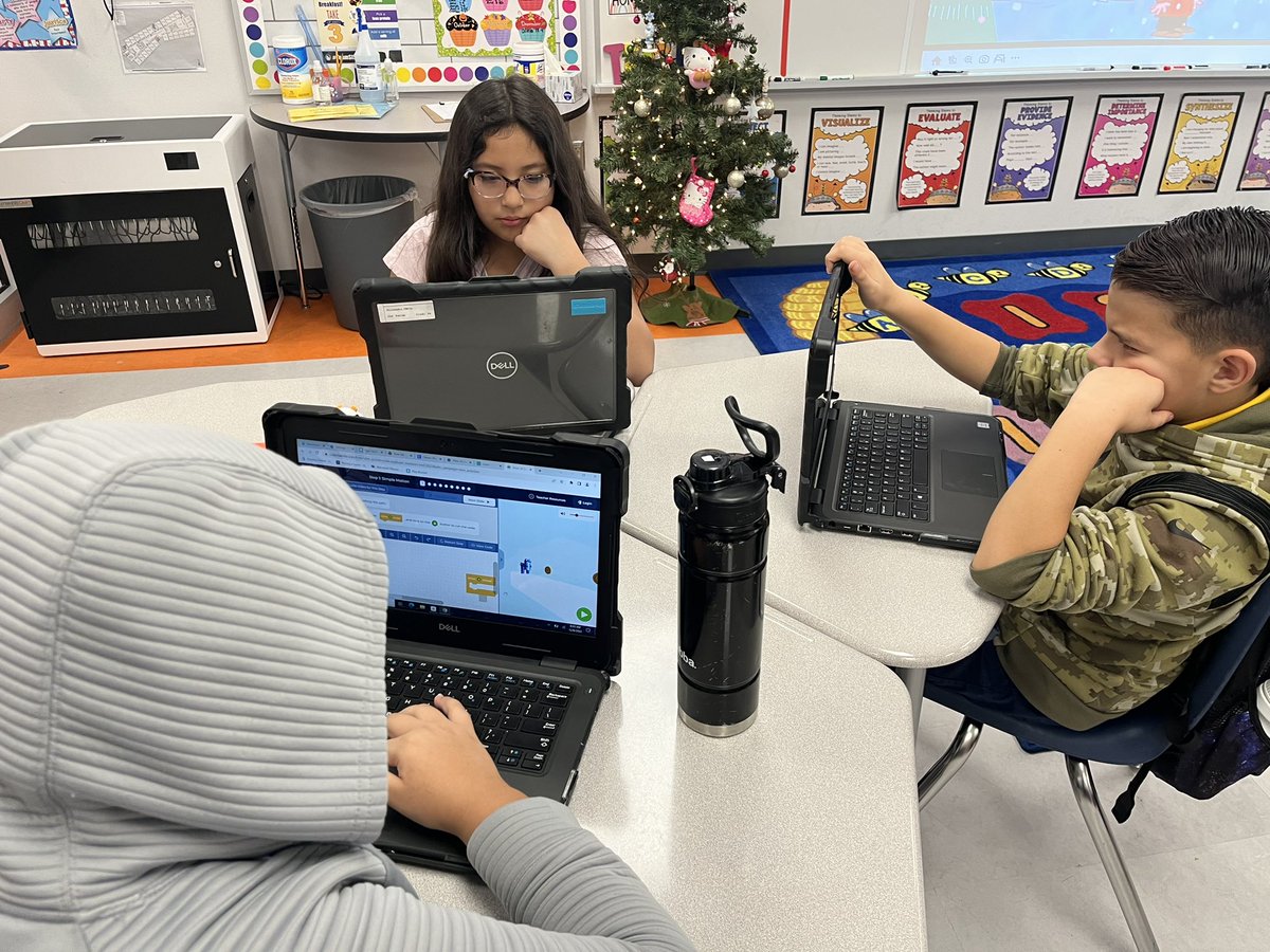 JSifuentes_BNES's tweet image. 🎶Oh what fun it is to start a Thursday morning with hour of code!🎶 💻🎮♥️🎄@BRodriguez_TECH #hourofcode2022 #TeamSISD