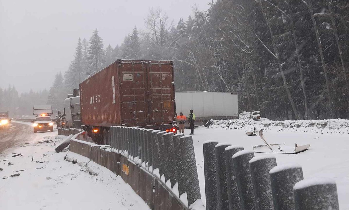 Snoqualmie Pass tweet media