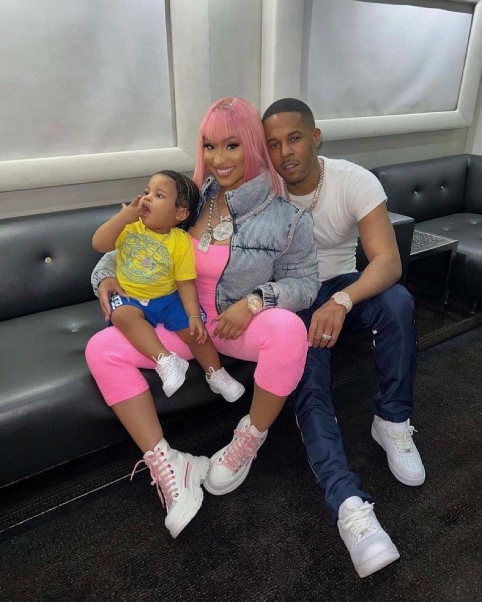 Power106LA's tweet photo. HAPPY BIRTHDAY TO THE QUEEEEEN Nicki Minaj! 👑🎈🥳 # Barbz drop y’all BDAY LOVE for @NICKIMINAJ below! https://t.co/XPrpzWKKSu