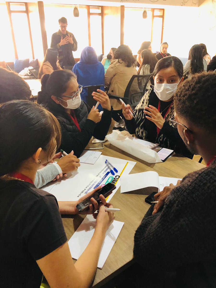 lideresgobernar's tweet photo. Junto @REDNI_EC los jóvenes participantes de la #Cumbre realizan la construcción de un manifiesto que será entregado a las autoridades de Gobierno @Presidencia_Ec para combatir la desnutrición crónica infantil en el #Ecuador. #LIDERLAB https://t.co/RfRlbCZROl