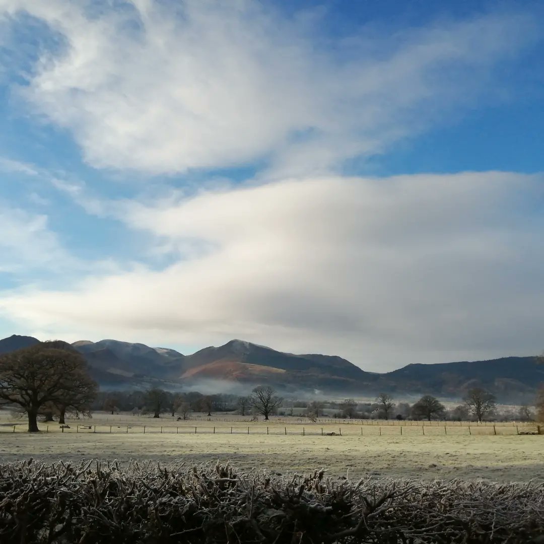LinnettHill's tweet photo. Baltic but beautiful today ❄️
Mega frosty, sunshine and flurries of snow 💙 #Keswick #Applethwaite #Millbeck #TheLakeDistrict #Cumbria https://t.co/8xHtlyS6H0