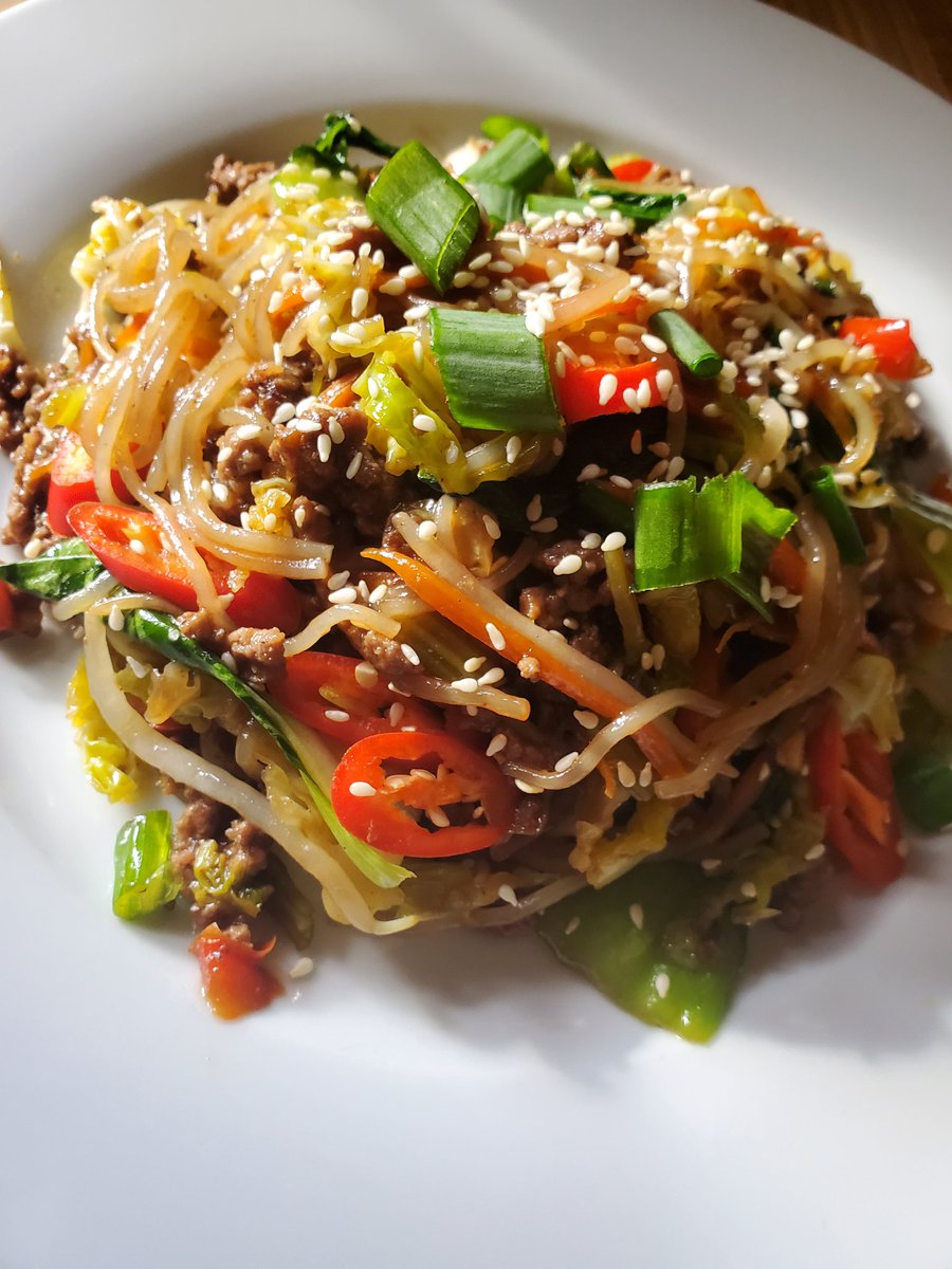 Needed to use up veggies before they go bad. I usually reach for my Asian ingredients for this. Stir fry... sweet potato glass noodles with beef mince and all my veggies (cabbage, 🥕 bok choy, bell peppers, celery,🌶)