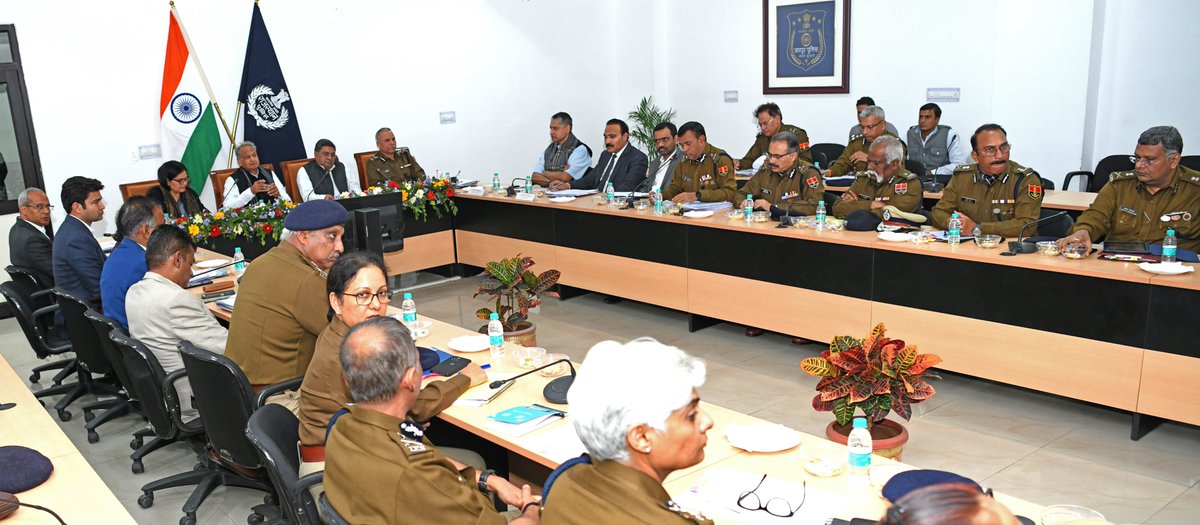 ashokgehlot51's tweet photo. पुलिस मुख्यालय में कानून व्यवस्था की समीक्षा बैठक को संबोधित किया।प्रदेश में पुलिस सराहनीय कार्य कर रही है।राजस्थान पुलिस के नवाचारों के कारण अपराधों के अनुसंधान में लगने वाला समय कम हुआ है।राज्य में हुई जघन्य घटनाओं मे पुलिस द्वारा की गई त्वरित कार्रवाइयां एक बड़ी उपलब्धि है
1/3 https://t.co/cJEtU4Vrb8