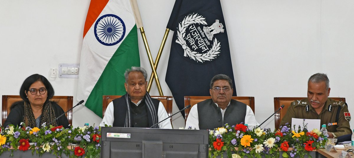 ashokgehlot51's tweet photo. पुलिस मुख्यालय में कानून व्यवस्था की समीक्षा बैठक को संबोधित किया।प्रदेश में पुलिस सराहनीय कार्य कर रही है।राजस्थान पुलिस के नवाचारों के कारण अपराधों के अनुसंधान में लगने वाला समय कम हुआ है।राज्य में हुई जघन्य घटनाओं मे पुलिस द्वारा की गई त्वरित कार्रवाइयां एक बड़ी उपलब्धि है
1/3 https://t.co/cJEtU4Vrb8