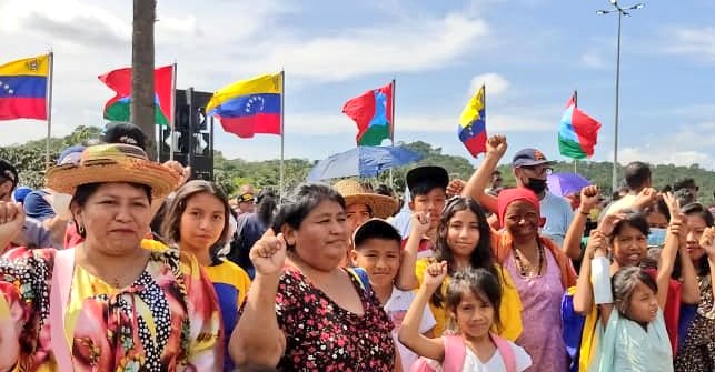 📸Este #8Dic los Pueblos Indígenas dicen  presente en la Marcha por el Día del Amor y la Lealtad al Comandante Hugo Chávez que recorre las calles de Caracas hasta llegar al Cuartel 4F. Un día para refirmar la Unión Revolucionaria. <a href="/NicolasMaduro/">Nicolás Maduro</a> <a href="/CLARAVIDALV/">Clara Vidal</a> #PlenoComoLaLunaLlena