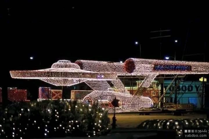 SUSIE1932's tweet photo. Every year the city of East Peoria, Illinois, put on a festival of lights for the holiday seasons &amp; one of the regular floats was of the Enterprise. The float is 57 feet long, 22 feet wide and 14 feet tall with 52,000 lights. (From: Shari Gerson on Facebook) #lights #startrek https://t.co/QDlnLR039r