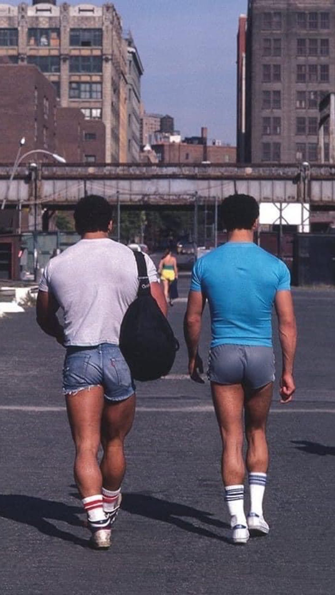 Sí, hoy estamos muy jueves retro ? 
Gay Classic 1980's. WOW! Esas piernas, nalgas y cortes de cabello