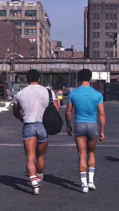Sí, hoy estamos muy jueves retro ? 
Gay Classic 1980's. WOW! Esas piernas, nalgas y cortes de cabello
