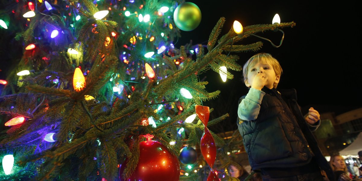 livegreenlex's tweet photo. Have your lights seen their last holiday? Recycle them by dropping them off in any of our 12 convenient ♻️ spots, located around Lexington. (They should never go in your curbside recycling.) We've collected more than 350 pounds so far! https://t.co/MlRRhH29WC #RecycleRightLex https://t.co/71omwb8pq9