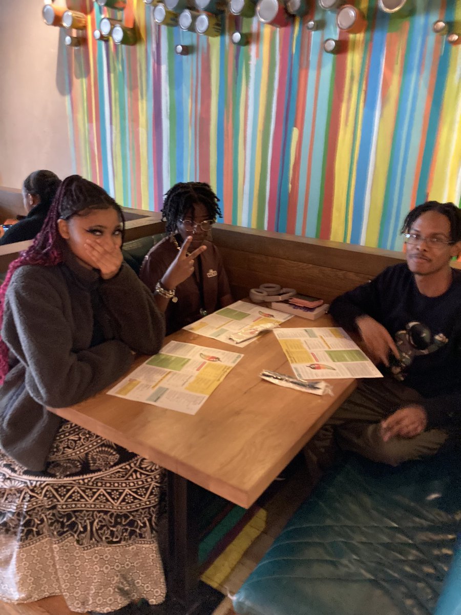 Schutter227's tweet photo. After MSI Chicago the Rich Township IB DP and Intro ti Teaching students had lunch at Nando’s Peri Peri Chicken in Hyde Park! Delicious 😋 #richinstudentsuccess #raptorsibdp #periperi #hydepark https://t.co/TzAXTicVbk