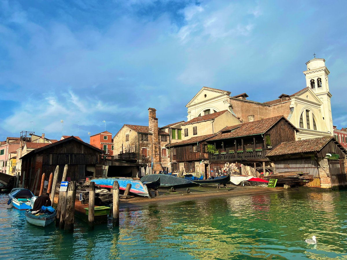 VGobbato's tweet photo. Antico cantiere di imbarcazioni a remi a #Venezia: lo #squerodiSanTrovaso https://t.co/WTwMb1XED9