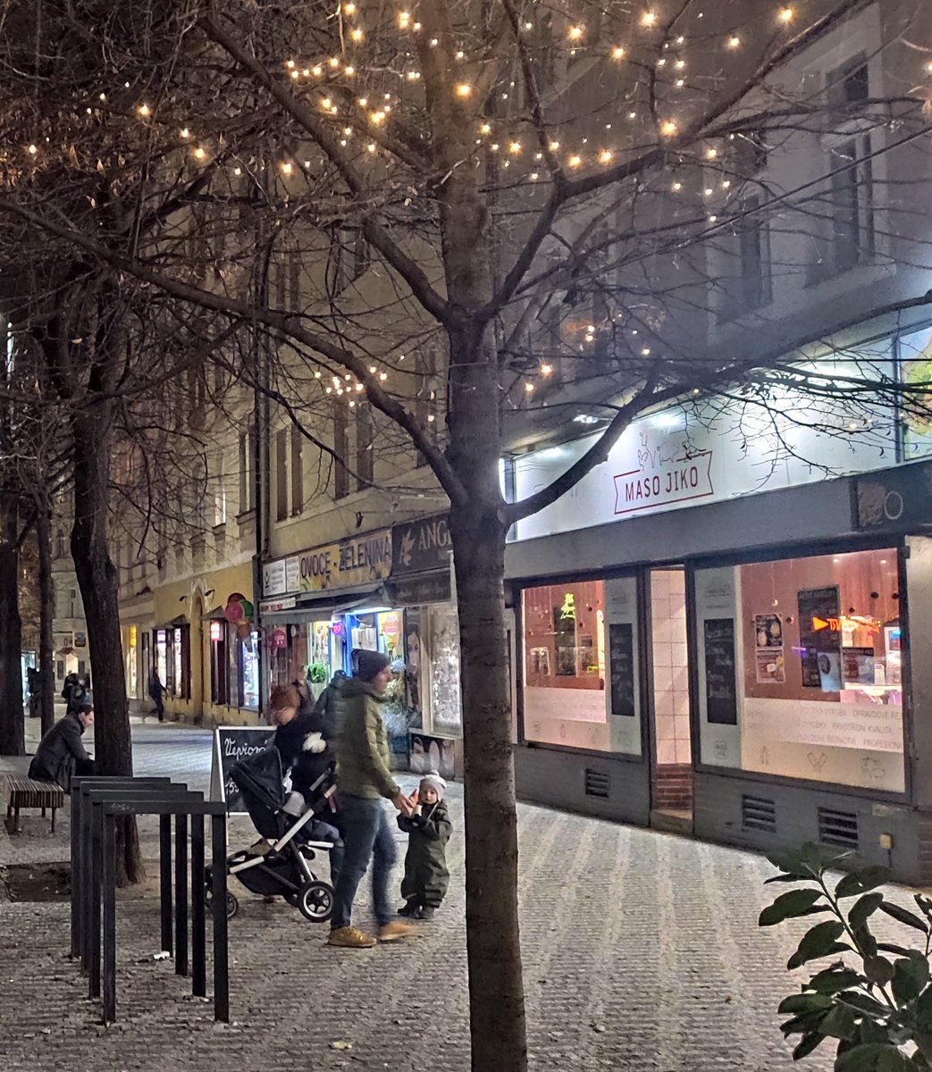 MinistryofWalk's tweet photo. Projedou tudy denne tisice lidi 🚋 a stejne z teto ulice vyzaruje klid. Lide tu travi vice casu a to i s detmi. Potkavaji se tu vrsovicti sousede. Obchod kvete. Moskevska je nasledovanihodnym prikladem zklidneni a kultivace hlavni ulice. #spaceMaking ( https://t.co/8ZMz2Msrw3) https://t.co/mjpqTadl9F