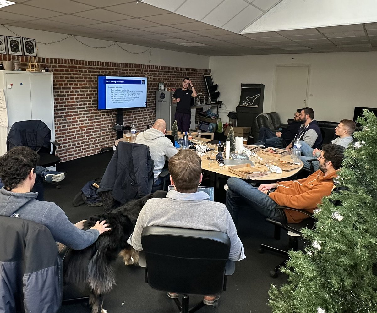 Aujourd'hui c'est 🚀 Rémi Taniel qui nous fait une présentation avancée de #SpringData #JPA: comment optimisez vos requêtes, les bonnes pratiques, les limites, ...

<a href="/remi_tl/">Tanou</a> chez #Jetdev depuis un an est #techlead sur le projet #secondemain by KIABI. #bbl #spring #springdata #jpa