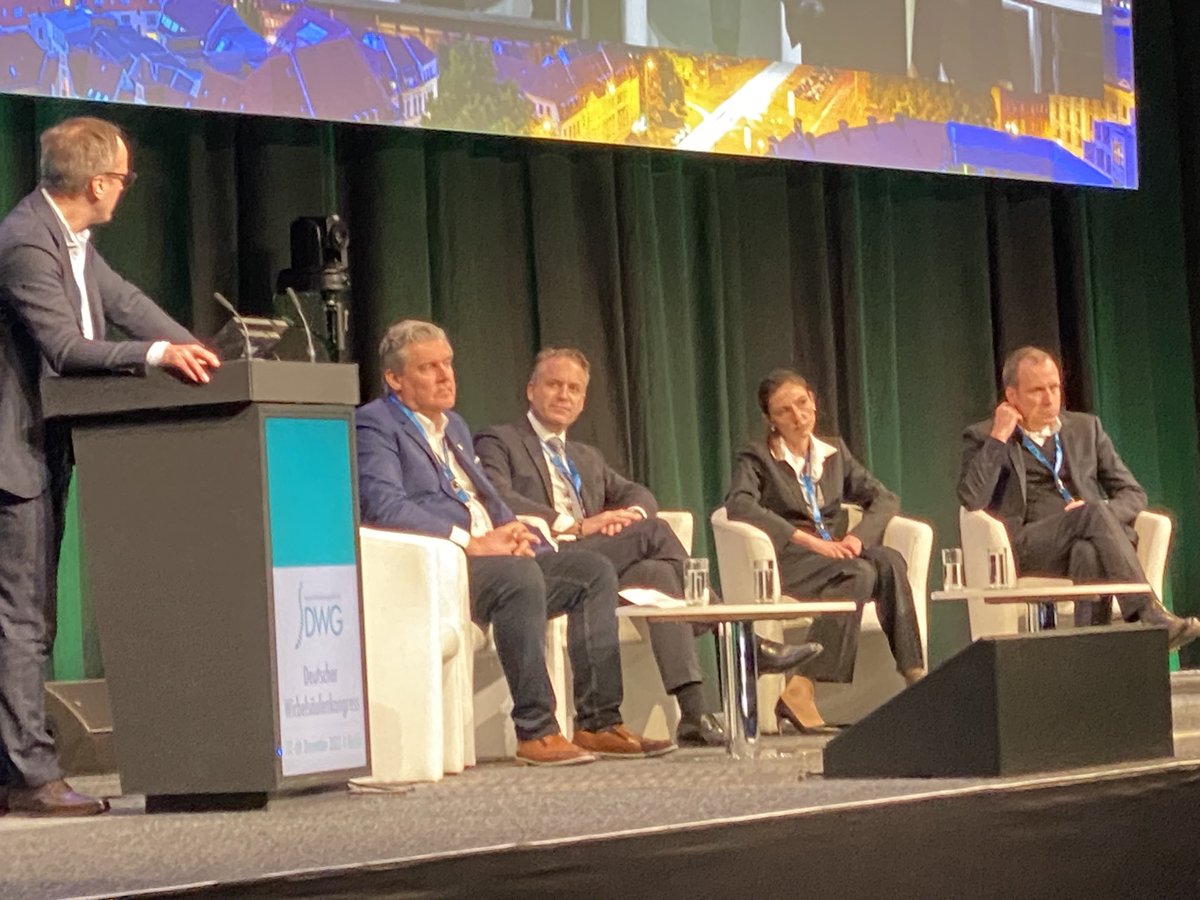Distinguished panel discussing how to combine clinical work and competitive research in the #spine field #spinesurgeonscientist #dwg_berlin2022