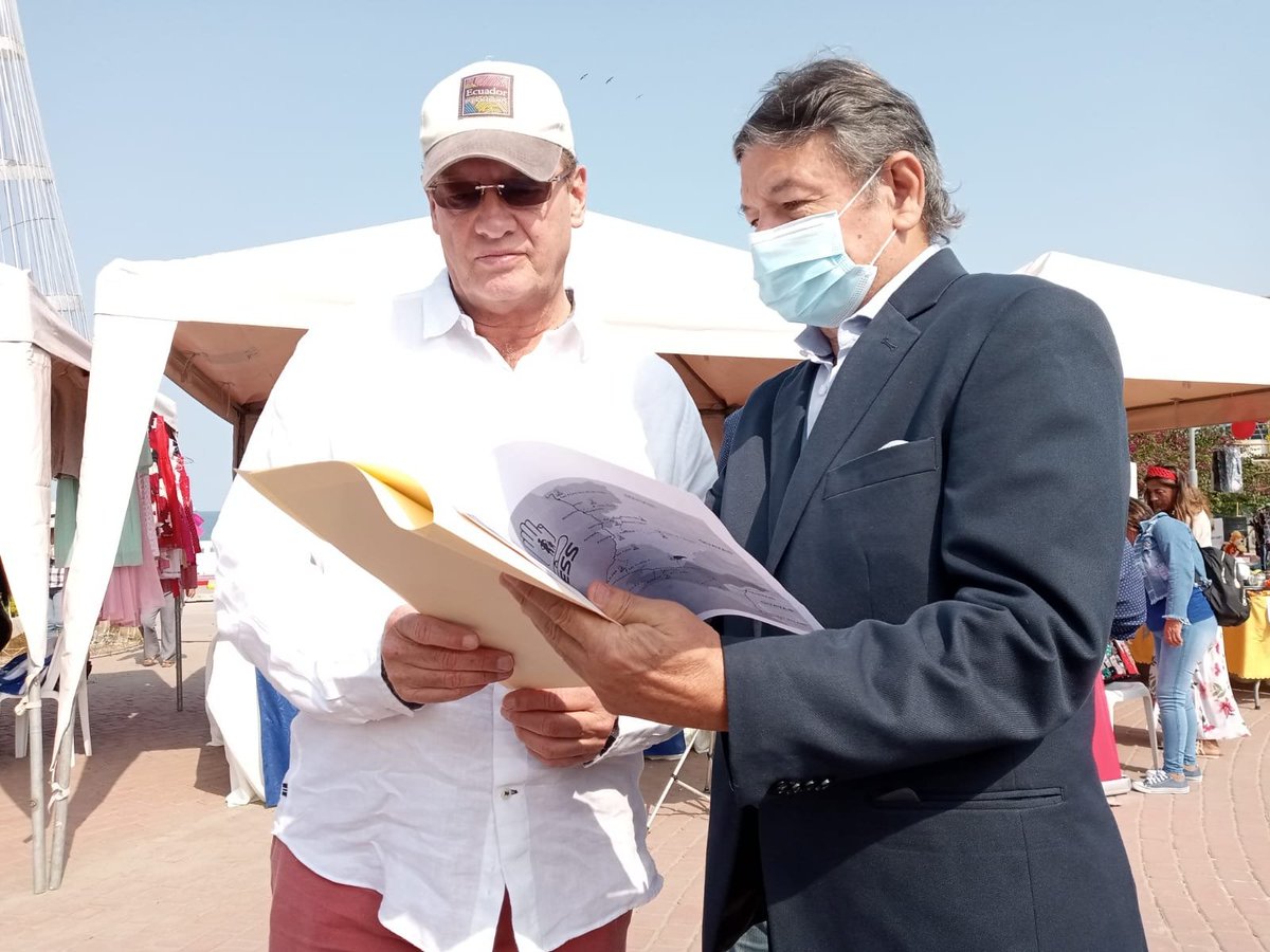 IESSec's tweet photo. #SantaElena l Pedro Eguiguren, director del #IESSCampesino, autoridades provinciales y zonales recorren la Feria del Encuentro de Desarrollo Social del @InclusionEc que cuenta con stands para promover la salud integral de los afiliados. https://t.co/fzgyIqJwdk