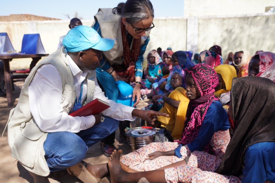 Our <a href="/UN_Sudan/">United Nations Sudan</a> team reports high insecurity &amp; violence in Central Darfur. The team led by <a href="/khardiataLoNd/">Khardiata Lô Ndiaye</a> is supporting peace &amp; development initiatives &amp; providing humanitarian aid by training youth to promote peace, providing water to +56k people &amp; more.
👉bit.ly/3Uw0365