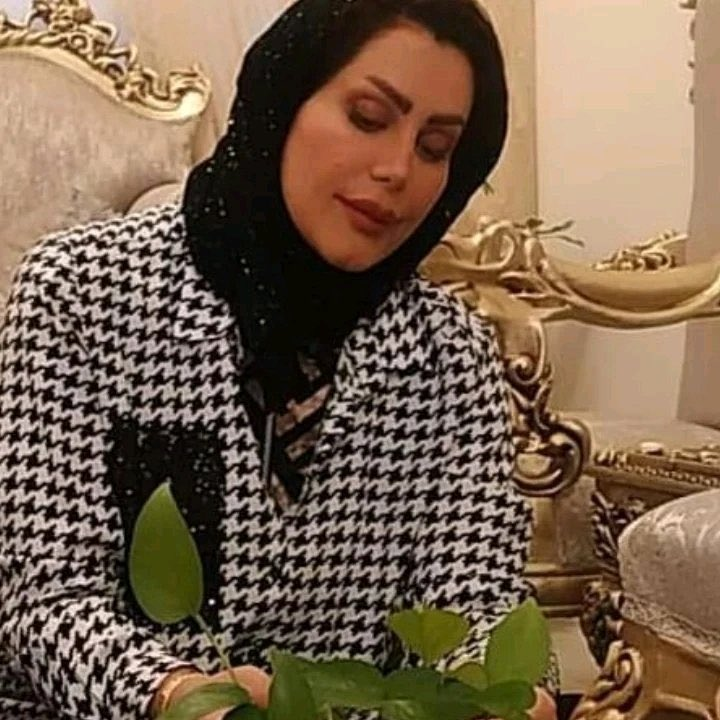 Roa_emm's tweet photo. At least two women are among Iranian protesters who have received death sentences. #Fahimeh_Karimi (left) a volleyball coach and a mother of 3 is accused of beating up a plainclothes agent. #Mahsa_Mohammadi (right) a university student is accused of writing a sacrilegious tweet. https://t.co/CGRDkavpMl