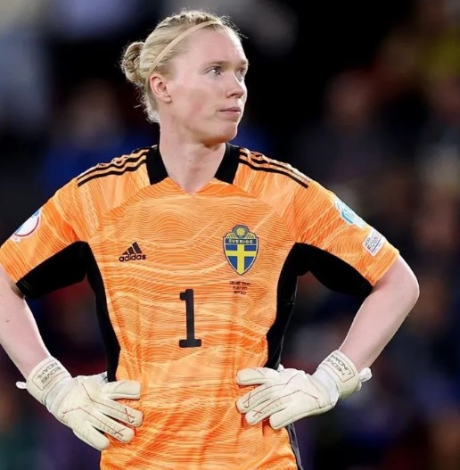 İsveçli kaleci Hedvig Lindahl: "Al Nassr'ın Cristiano Ronaldo'ya teklif ettiği yıllık 200 milyon euro. Bunlar nasıl paralar böyle? Dünyada bu kadar çok insan acı çekiyorken kimseye böyle paralar ödememeli."