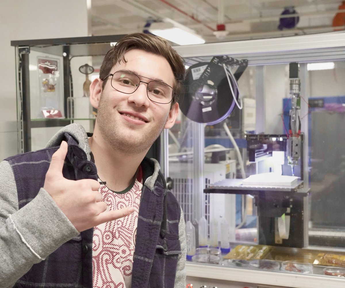 UTEPAerospace's tweet image. Celebrating our Fall 2022 graduates. Luis Rodriguez worked in our Energy Division w/ Dr. Yirong Lin. He returns in the spring for a MS in ME, focusing on his interest in piezoelectric ceramics &amp;amp; additive manufacturing. 
Student success is the metric by which we judge ourselves.