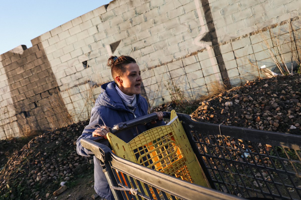migueltortosaph's tweet photo. ¿Y ahora qué?

La pregunta que se hacen todas las familias que de la noche a la mañana se quedan sin hogar. La ley de primero derribar y después realojar es la que manda en territorio español. https://t.co/auqZDE4q0a