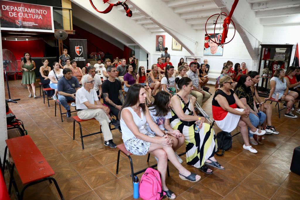 Newells's tweet photo. Protocolo de actuación ante situaciones de violencia de género

La Secretaría de Género y Diversidad realizó un acto de presentación al que asistieron socios, socias, integrantes de la Comisión Directiva y de las distintas áreas .

Más información ℹ️ https://t.co/LTaNq1UgSf https://t.co/oZTmmxv7yI