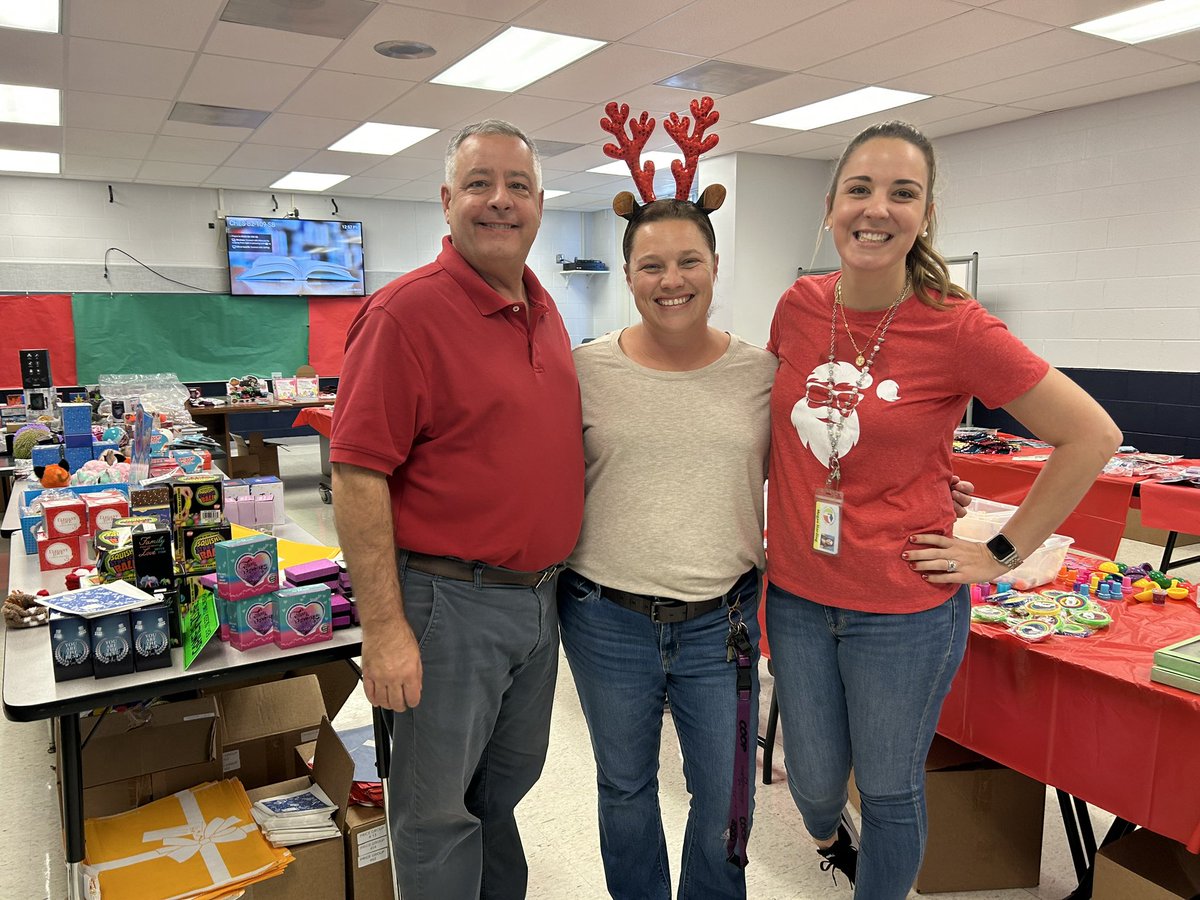 Thank you <a href="/MrsHardingPasco/">Megan Harding Pasco School Board</a> for spending the day <a href="/ChascoElem/">Chasco Elementary</a> helping in our holiday gift shop. Our staff and students loved getting to meet you! <a href="/pascoschools/">Pasco County Schools</a> <a href="/KurtSBrowning/">Kurt S Browning</a> @cdgantt <a href="/WoodlandJohnson/">Woodland Johnson</a> #wearechasco