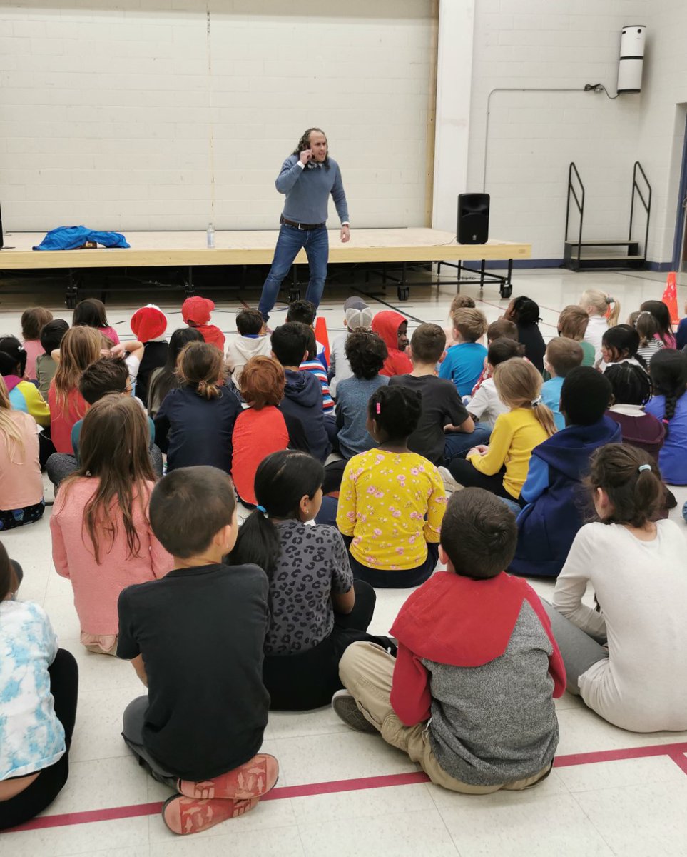 Les élèves de l'Harmonie assistent à la conférence de M. Alain Pelletier sur l'intimidation.