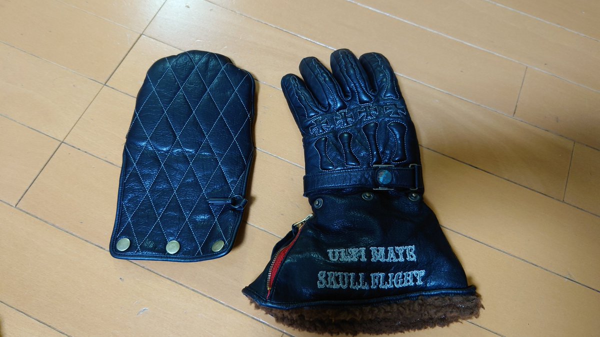 asa310asa's tweet photo. そう言えばこの前、冬のグローブ問題になったけどこのスカルフライトの冬グローブいいよ!
普段は普通のグローブ。
極寒の時はミトンのカバーを付ければ指先も寒くなくて万能!
#SKULLFLIGHT https://t.co/0skp8zEodd