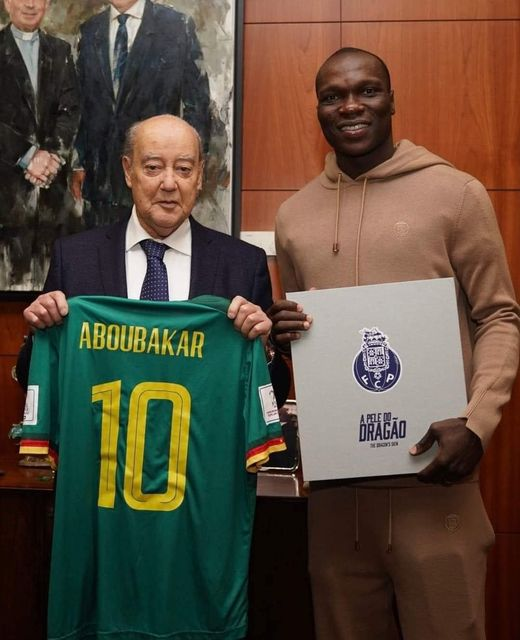 @VincentAboubar just paid FC Porto, Jorge Nuno Pinto Da Costa a courtesy visit and gave him the Cameroon jersey put on during the World Cup as a token of appreciation . The Indomitable Lions Captain was with the Dragões 🔵⚪ between 2014 and 2020. #FIFAWorldCupQatar2022.