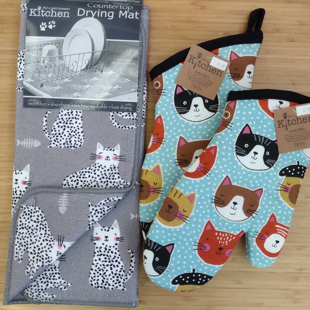 OneSpoiledKitty's tweet image. Gifts for Cat Lovers! 
Cat themed tea towels and more at One Spoiled Kitty, 1325 Portage Ave in #Winnipeg #catstore #onespoiledkitty 🐈 🎄