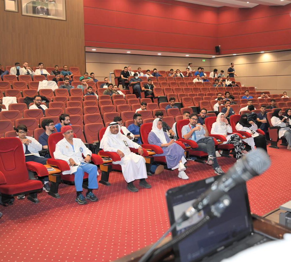 Faculty_Med_KAU's tweet photo. برعاية سعادة عميد #كلية_الطب أ.د عمر بن ابراهيم سعاده وحضور وكيل كلية الطب للشؤون التعليمية أ.د سمير بن عيضة الحارثي وسعادة رئيس قسم التخدير أ.د عبدالعزيز بوكر وعدد من اعضاء هيئة التدريس والطلبة اقيم اليوم حفل تقديم وتحكيم مشاريع مقرر سلامة المرضى لطلبة السنة السادسة بكلية الطب. https://t.co/a1YnxZqAp3