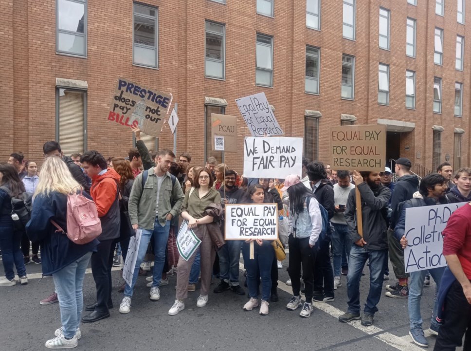 o phd's collective action union também está na luta na irlanda

vem rolando uma série de protestos buscando o aumento das bolsas de pesquisa por aqui

#PagueMinhaBolsa #EqualResearchEqualPay