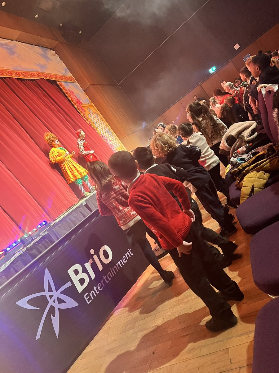 JDonaldsonClass's tweet image. We had lots of fun watching Jack and the Beanstalk today @BrioLeisure We loved being able to have a dance at the end! We hope ‘Jill’ was ok after her tumble during the 12 days of Christmas! (See last photo!) 🙈