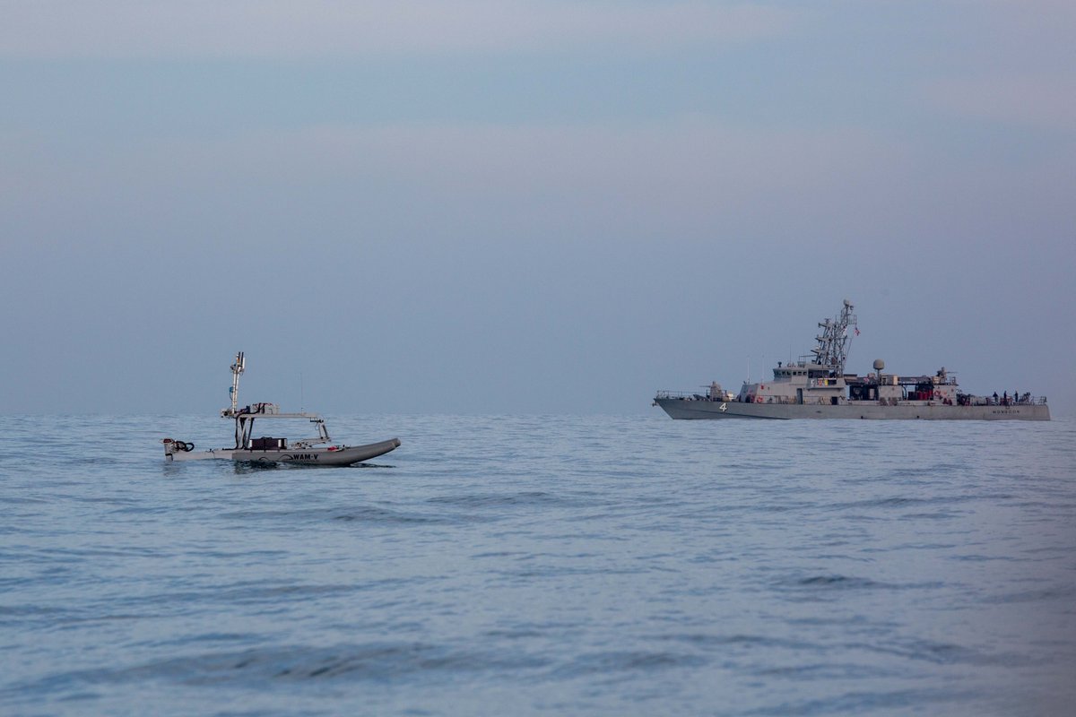 USNavy's tweet photo. The future is unmanned! โ
#NavyCapability
Unmanned Surface Vessels #USV operate in the #ArabianGulf as part of Digital Horizon 2022.
#DigitalHorizon is a three-week unmanned and AI integration event involves employing new platforms in the region for the first time. https://t.co/XTj7X0mTT1