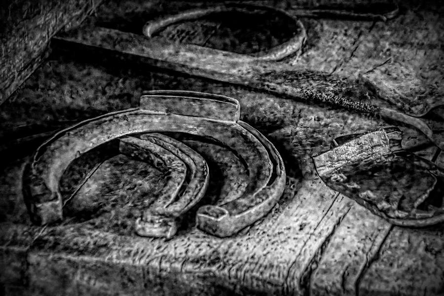 jrtwynam's tweet photo. A pair of horseshoes rests on a wooden table in a #blacksmith shop in #FortWilliam, a former #FurTradingPost but now a national #historic site in #ThunderBay, #Ontario.
https://t.co/xk4J77vpil
#BuyIntoArt #PrintsForSale #OnlineShopping #ShopEarly #FallIntoArt #History https://t.co/3p9RJgHnBg
